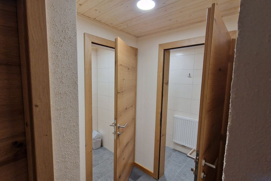 Separate Dusche und Toilette